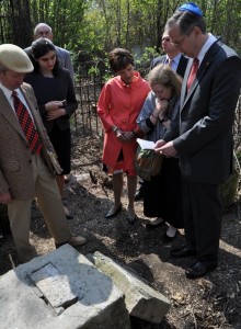 Ambasadorul SUA, Mark Gitenstein, in Cimitirul evreiesc din Botosani