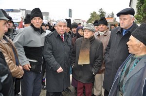 protest Darabani- fostul primar, Corneliu Aroşoaie, fostul director Mihai Leuştean şi actualul primar, Ghiorghi Burlacu