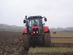 tractor la arat- agricultura