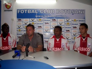 Diouf (stânga), Marius Popescu, Sant Clair si Juninho