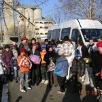 Cadouri de la elevi pentru batrânii de la Leorda