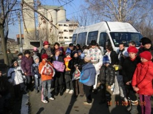 Cadouri de la elevi pentru batrânii de la Leorda