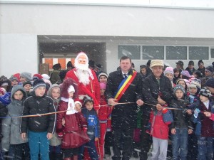 Inaugurarea noii baze sportive de la Ibăneşti, în prezenţa primarului Romică Magopeţ