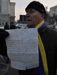 Gheorghe Hreapca cu lista de revendicari scrisa la mina