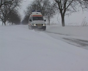 ambulanta in zapada/ drumuri blocate/ inzapezit