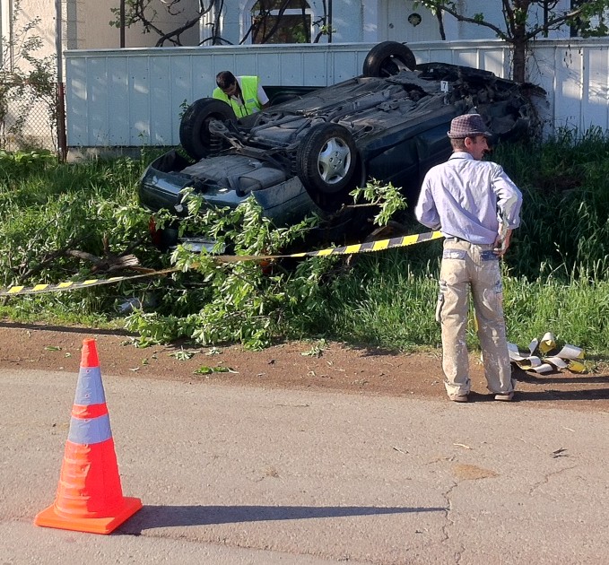 accident- masina cu rotile in sus