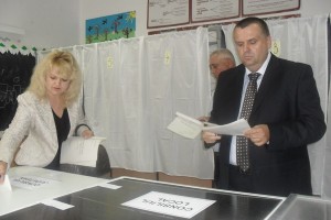 prefectul Adrian Constantinescu si sotia la vot