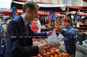 ovidiu portariuc la cumparat struguri in piata1