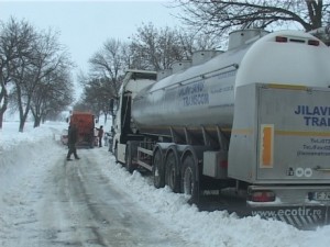 cisterna cu lapte blocata in zapada