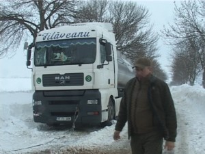 cisterna cu lapte blocata in zapada