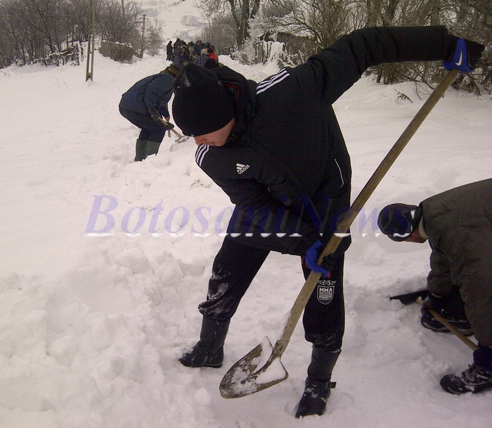 deszapezire cu lopeti a drumului spre Hulubesti cu ajutorul lui Andrei Dumitras- Pomarla Botosani