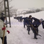 deszapezire cu lopeti a drumului spre Hulubesti cu ajutorul lui Andrei Dumitras- Pomarla Botosani