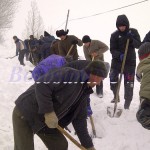 deszapezire cu lopeti a drumului spre Hulubesti cu ajutorul lui Andrei Dumitras- Pomarla Botosani