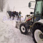 deszapezire cu lopeti a drumului spre Hulubesti cu ajutorul lui Andrei Dumitras- Pomarla Botosani