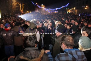 Ovidiu Portariuc dansand in Piata revolutiei din Botosani, in noaptea de Revelion