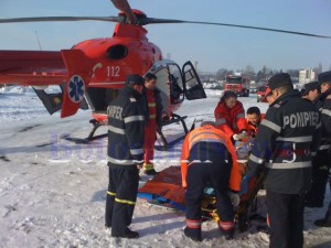 elicopter SMURD preluand o batrana arsa de la Botosani1