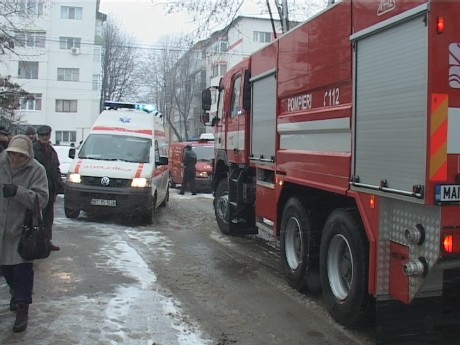 masina pompieri si ambulanta iarna la Botosani