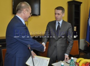 semnare contract lucrari Cornisa- Primar Ovidiu Portariuc- patron Electroalfa Gheorghe Ciubotaru (2)