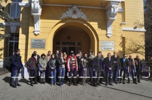 angajatii de la Filarmonica in fata Primariei Botosani1