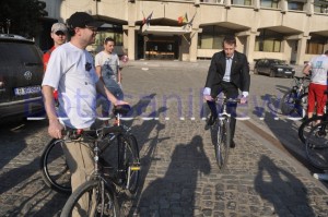 Primarul Portariuc pe bicicleta