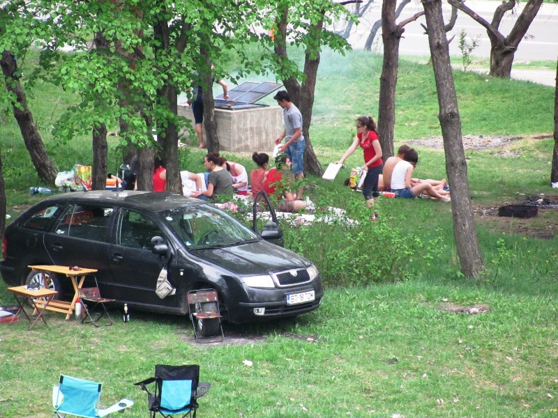 oameni la gratar in zona de agrement Cornisa