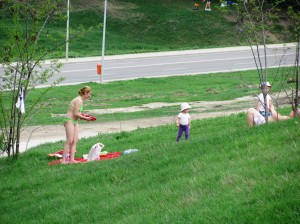 oameni la gratar in zona de agrement Cornisa