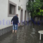 Inundatii- apa intrat intr-o gospodarie de pe Octav Onicescu- Botosani