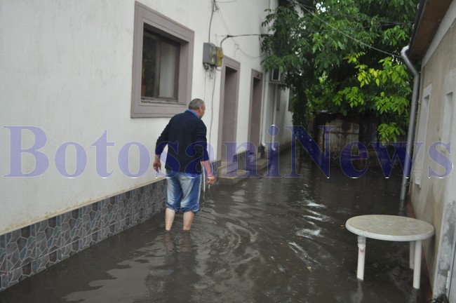 Inundatii- apa intrat intr-o gospodarie de pe Octav Onicescu- Botosani