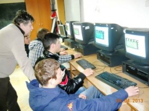 Profesorul Iulian Iordache în laboratorul de informatică