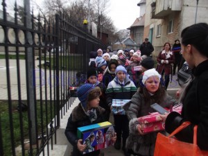 centru social daruri mos craciun botosani1