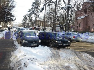 masini parcate pe strada Marchian din Botosani