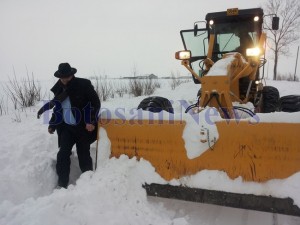 primarul din Răchiţi, Gheorghe Iacob, s-a apucat de deszăpezire- Botoşani