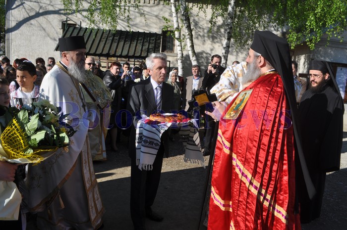 IPS Teofan la Biserica Sfintii Petru si pavel Botosani 026