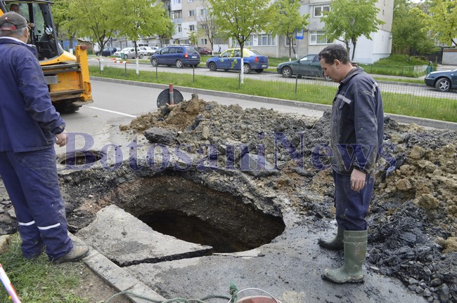 muncitor excavator groapa asfalt botosani