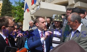 primarul de Botosani, Ovidiu Portariuc, si oamenii nemultumiti