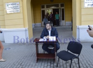 eugen turcanu cu biroul in fata primariei1