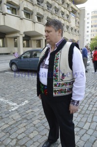 florin turcanu in costum popular in fata CJ Botosani