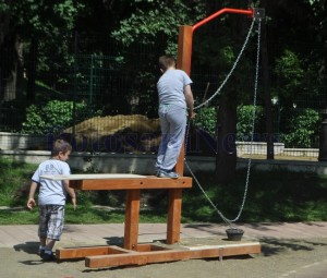 excavator nisip montat in parcul de copii din Botosani