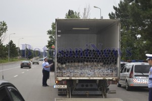 politist rutier camion oprit in trafic