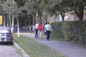 politisti pe strada cu un barbat botosani