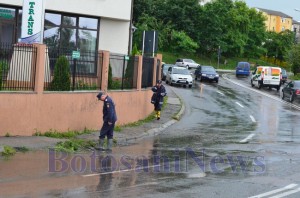 pompieri pe strada ploaie