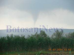 tornada de la Hanesti, surprinsa de un fotograf amator