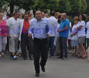 Viorel Iliuta plecand de la protestul angajatilor de la Psihiatrie