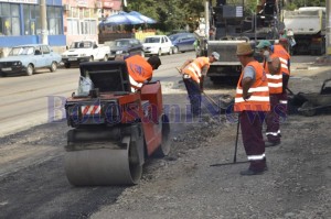 muncitori turnat asfalt strada primaverii botosani