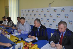 https://botosaninews.ro/wp-content/uploads/2014/08/semnare-protocol-fuziune-PNL-PDL-Botosani.jpg