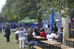 oameni mancand mici la targul agro zoo popauti