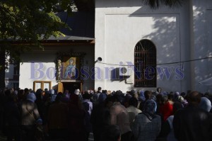oameni adunati biserica cuvioasa parascheva hram