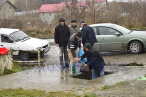 oameni la izvor apa botosani