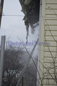 pompier incendiu acoperis casa