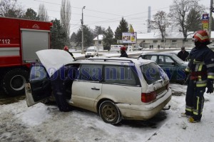 masina incendiu pompieri iarna botosani1